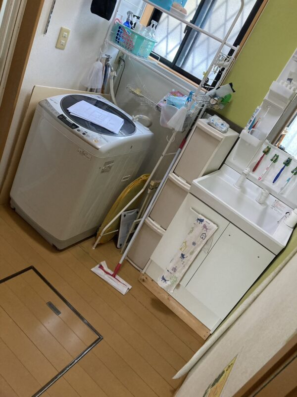 施工前の洗面所