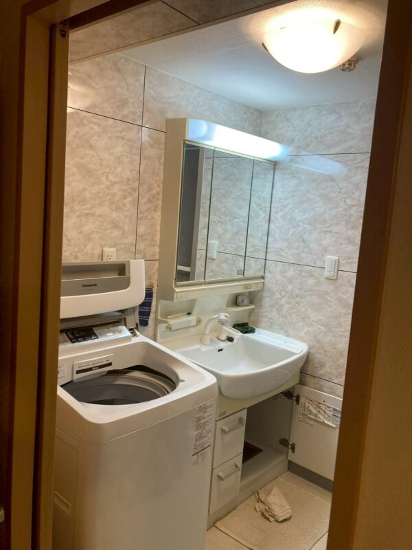 施工前の洗面所