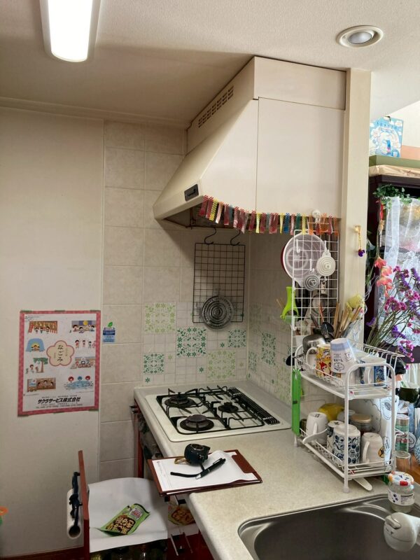 施工前のコンロとレンジフード